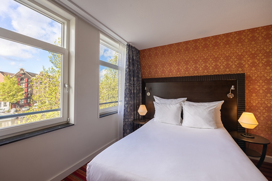 Single Room with City View, Double Bed and Classic Decor.